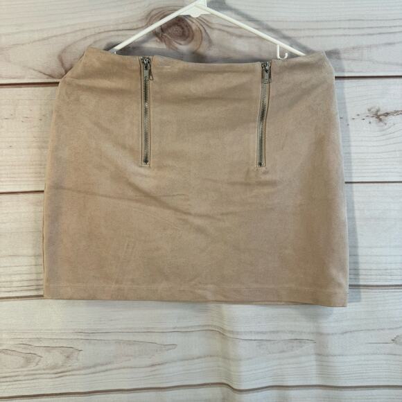 Forever 21 Beige Faux Suede Mini Skirt Size Medium - Picture 1 of 6